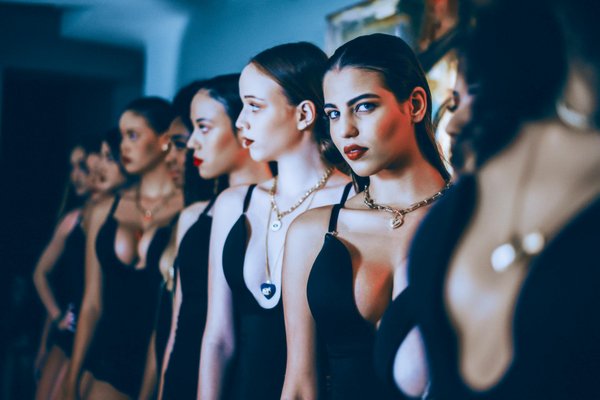 Les pulls de noël femme : les tendances à ne pas manquer!